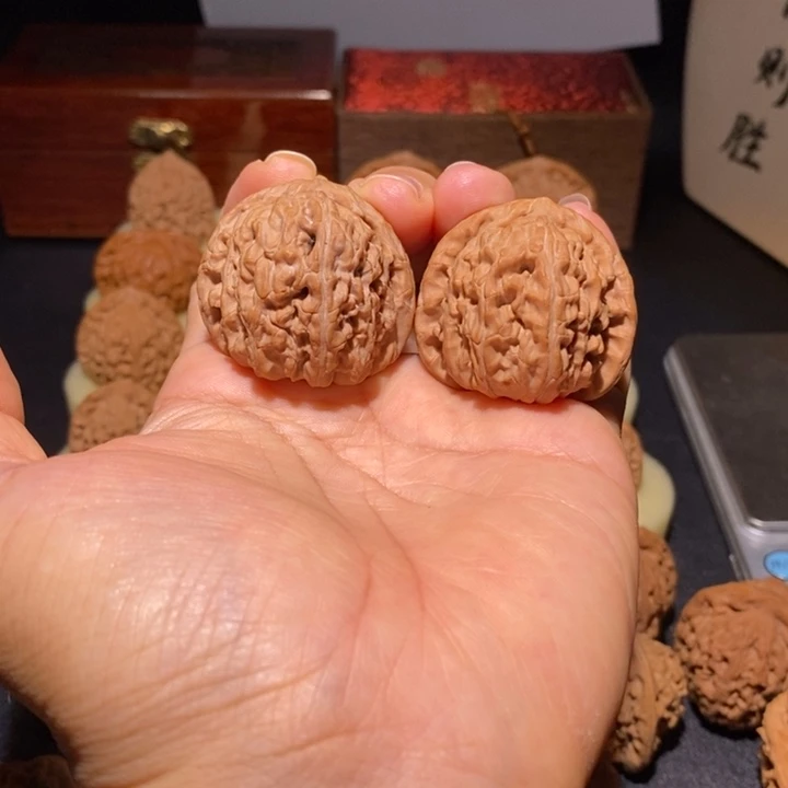文玩核桃吊坠白狮子38