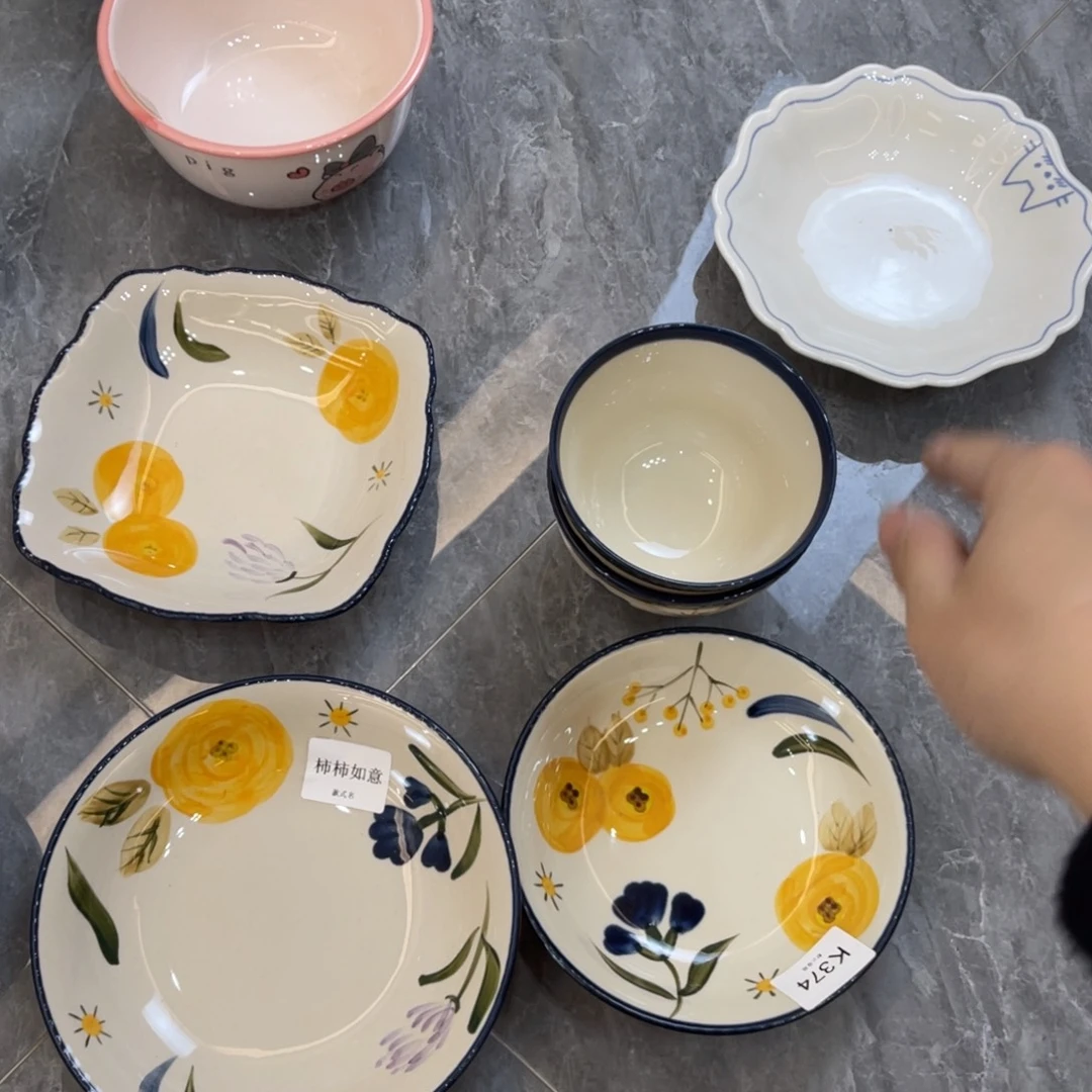 陶瓷微瑕餐具介意勿拍，满18飞！四个碗