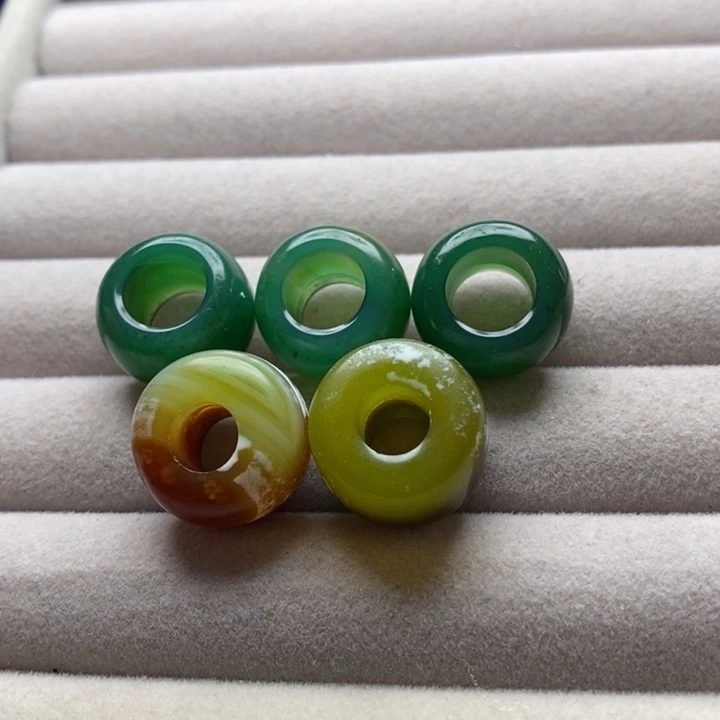 在***上未镶嵌玛瑙/玉髓珠宝奇石