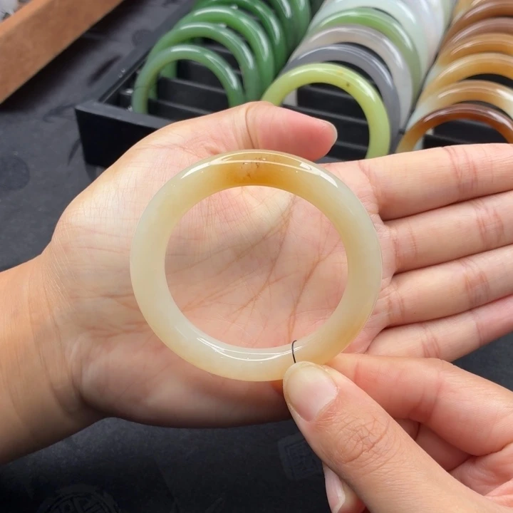 和田玉未镶嵌手镯