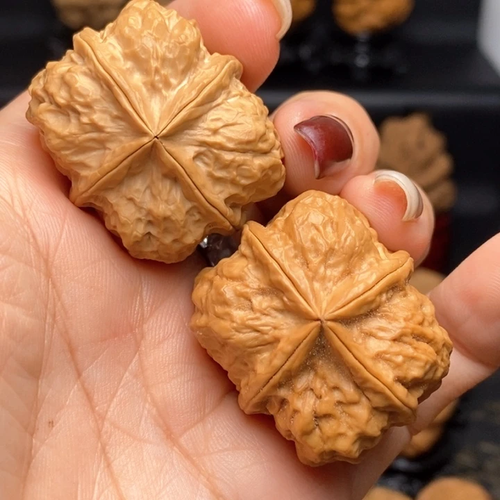 文玩核桃吊坠火麒麟