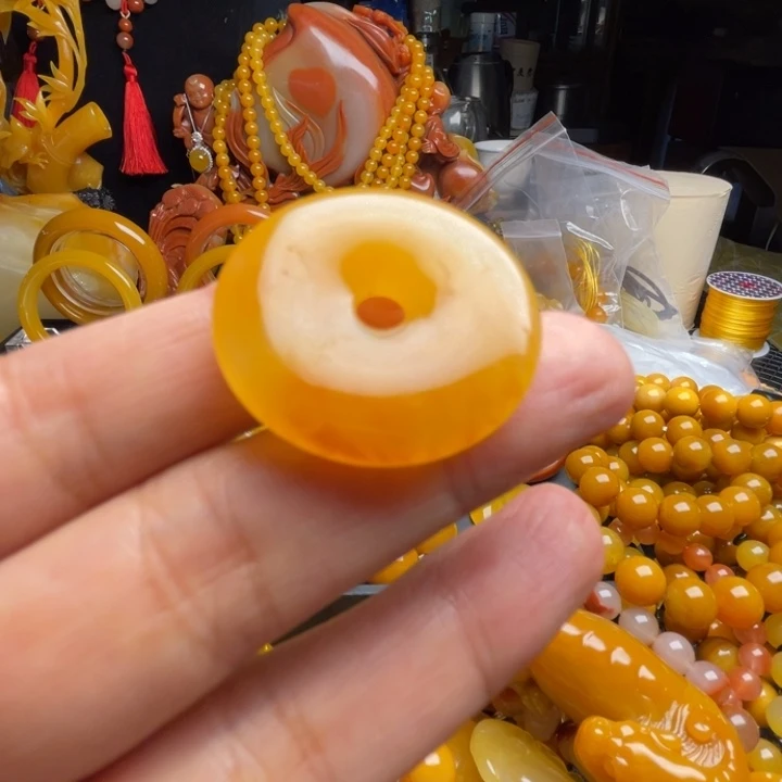 未镶嵌石英质玉（黄龙玉）颈饰澄****装