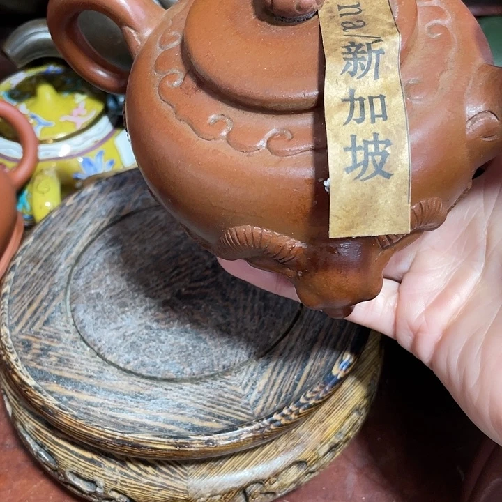 茶壶紫砂原矿泥料手工制作的一把紫砂壶。