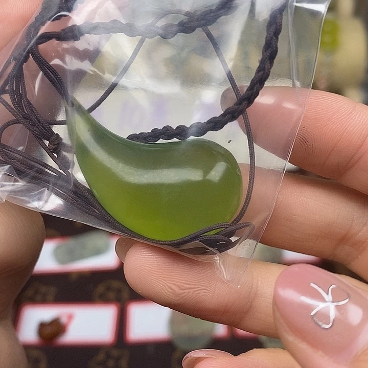 牛***力未镶嵌蛇纹石玉项链吊坠