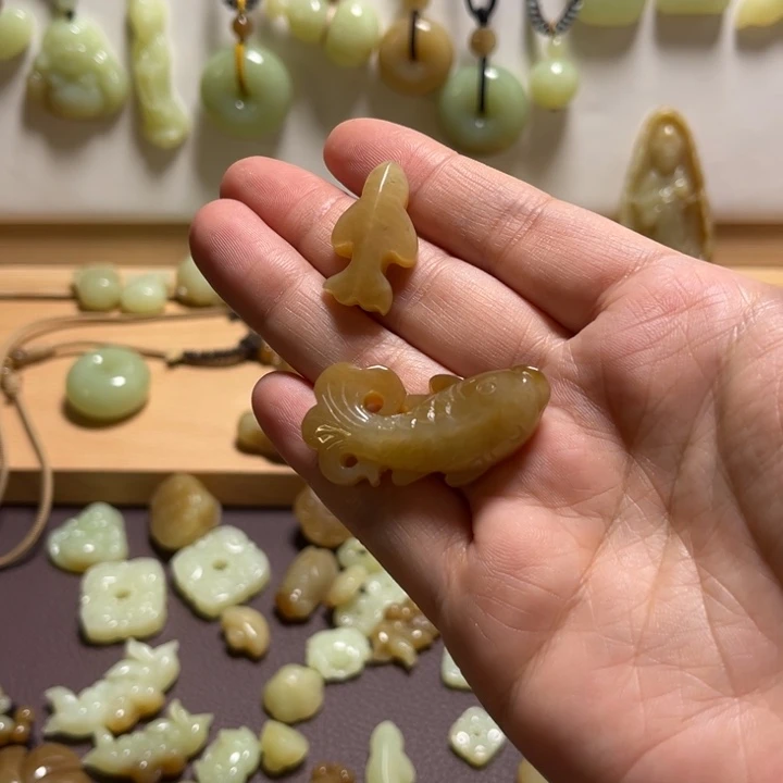 妙***.和田玉未镶嵌颈饰