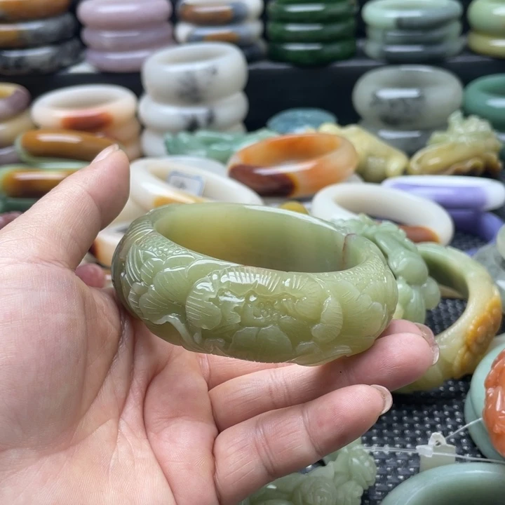 悠***.石英岩玉未镶嵌手镯