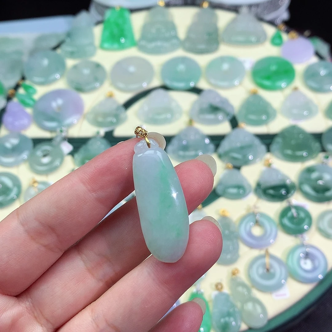 翡翠18K金镶嵌颈饰福瓜