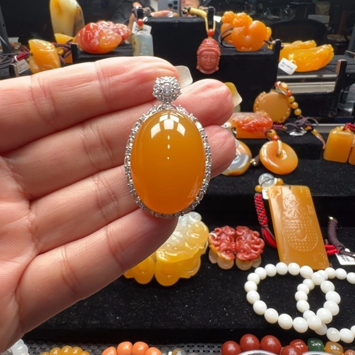 未镶嵌石英质玉（黄龙玉）颈饰