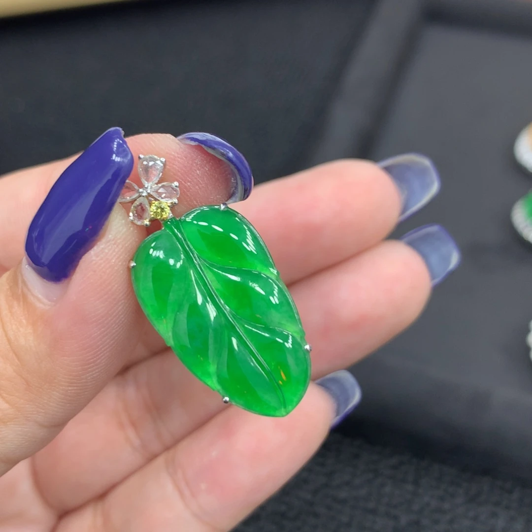 翡翠18K金镶嵌颈饰叶子