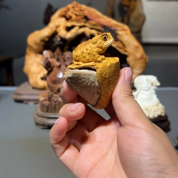 黄杨木呱呱来财摆件作品