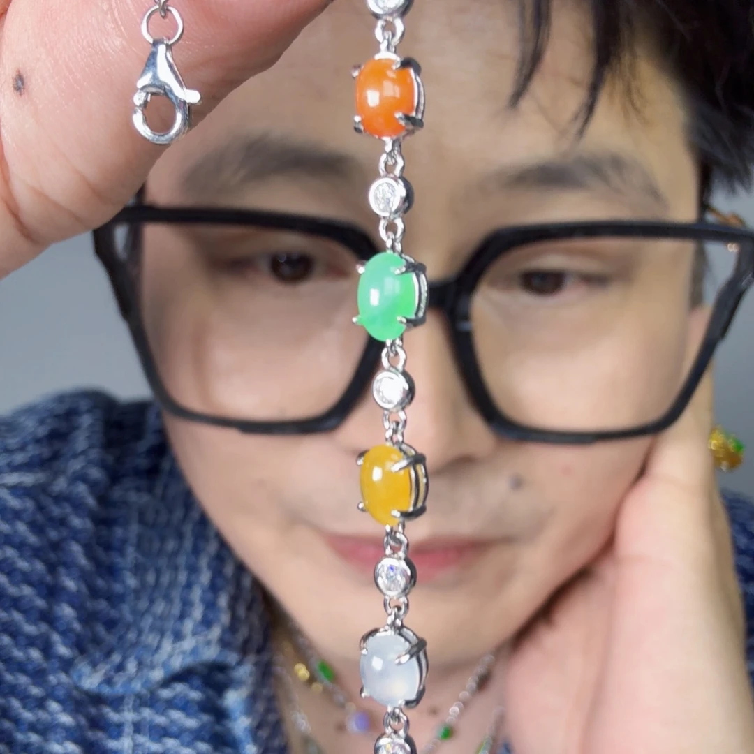 翡翠未镶嵌颈饰一件