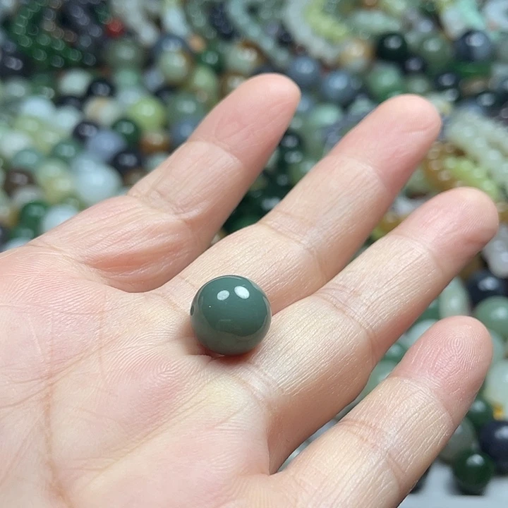 颈饰未镶嵌和田玉胖**。