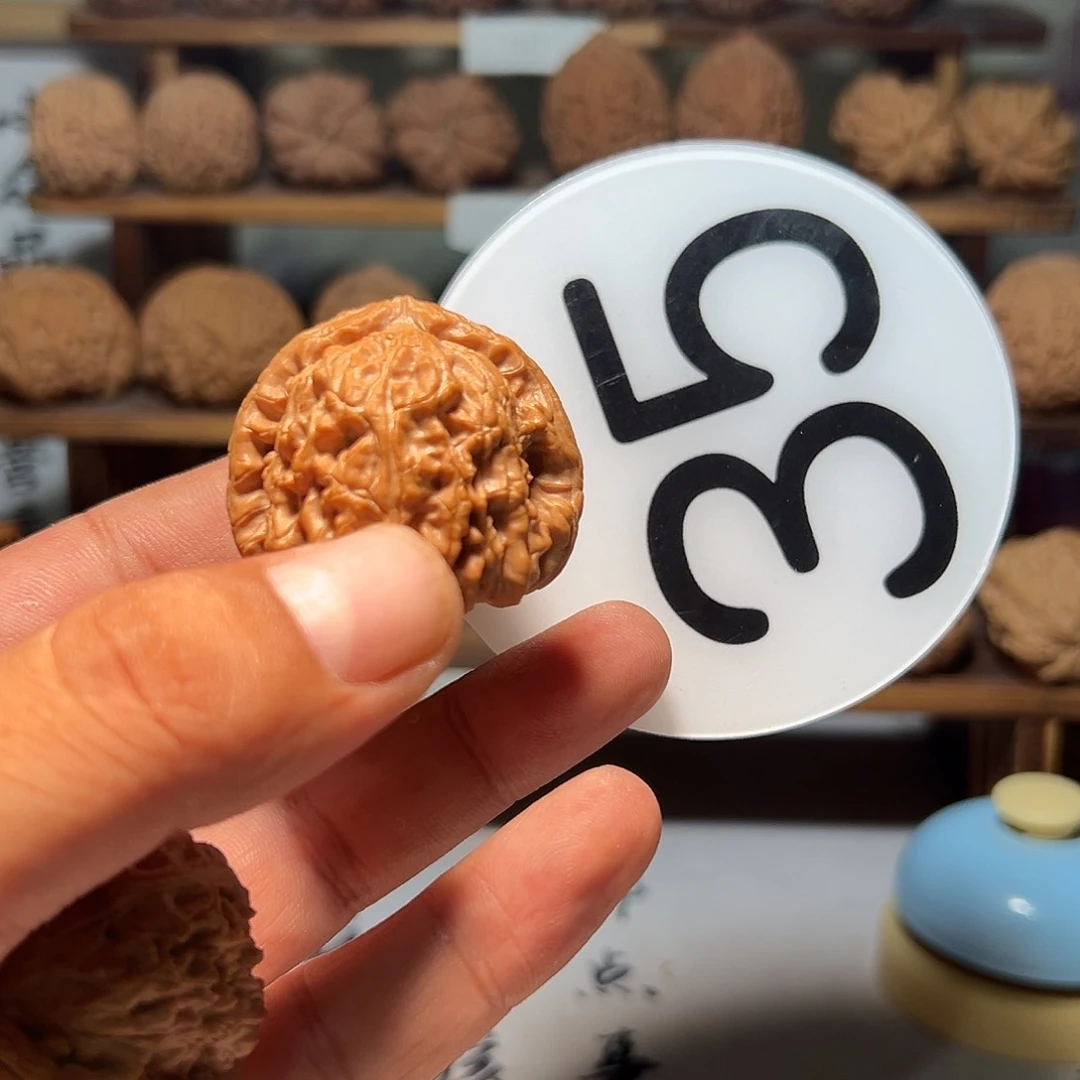 尔****、文玩核桃，白色35号