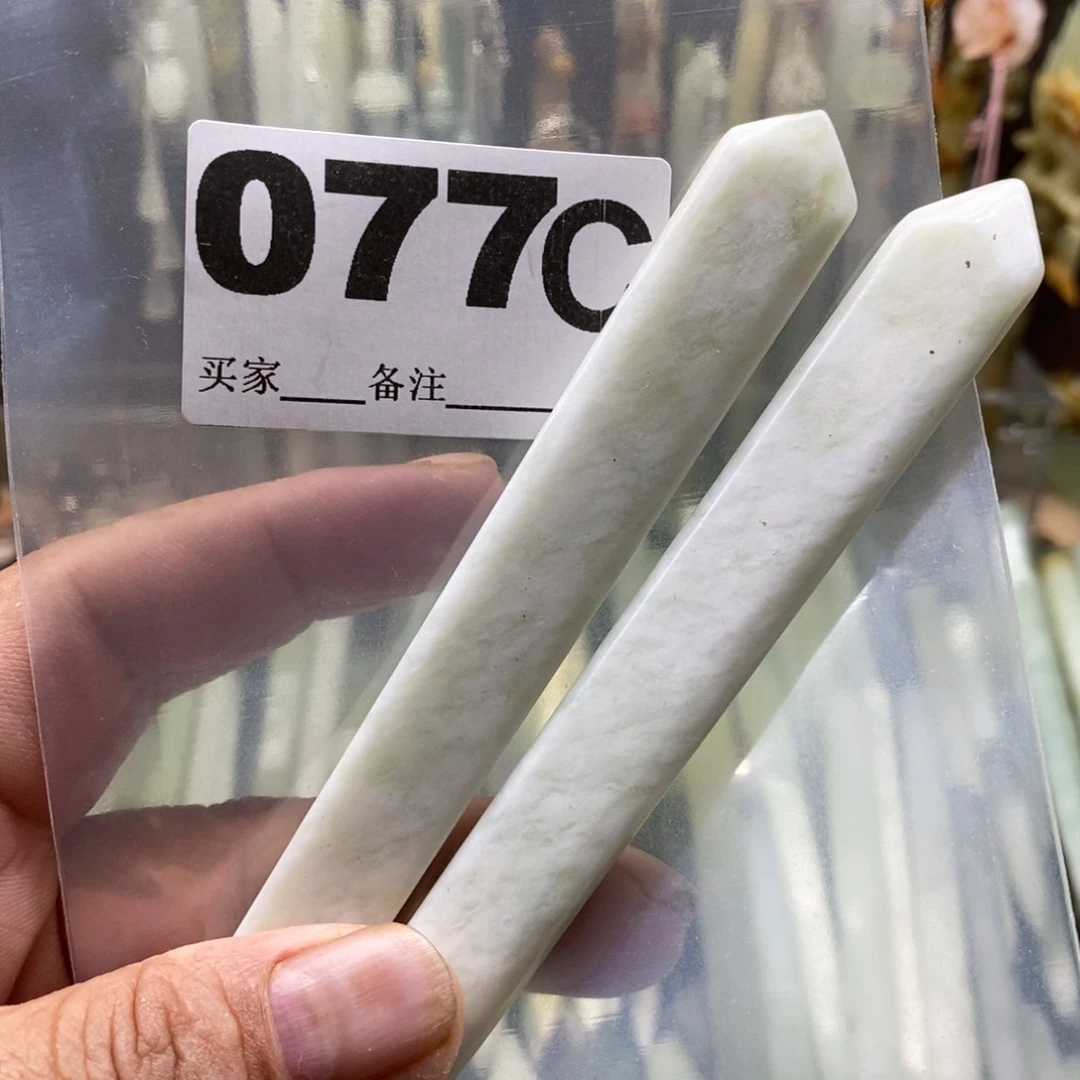 透闪石-蛇纹石玉发饰未镶嵌蒹*。