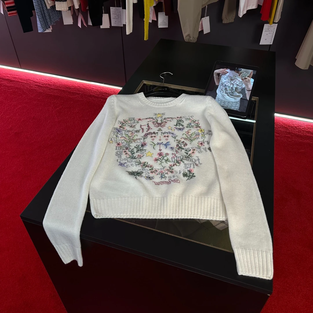 A019【D家】高版本25n早春新款圆领彩色字母花卉刺绣重工长袖针织衫
