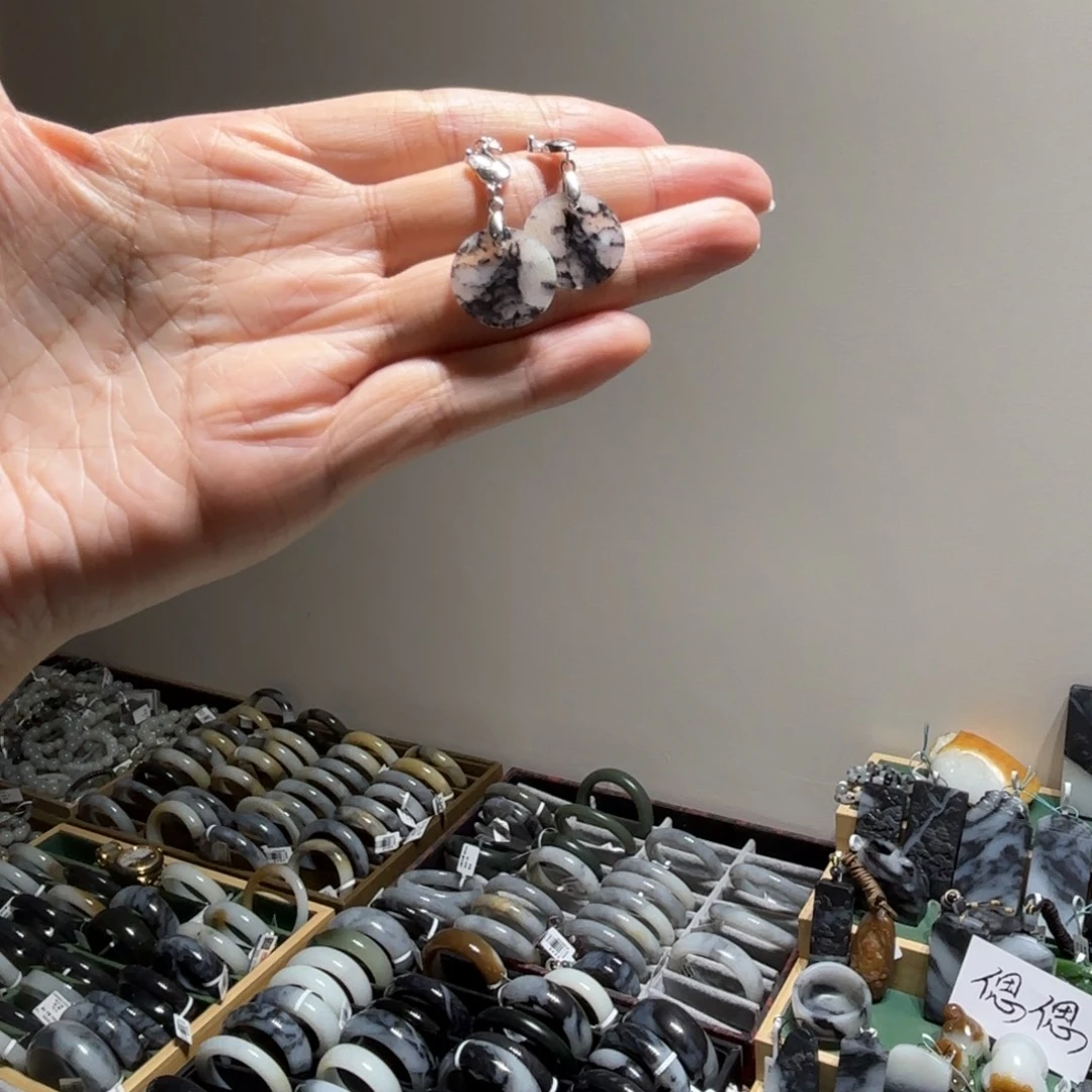 木***飞和田玉未镶嵌耳饰