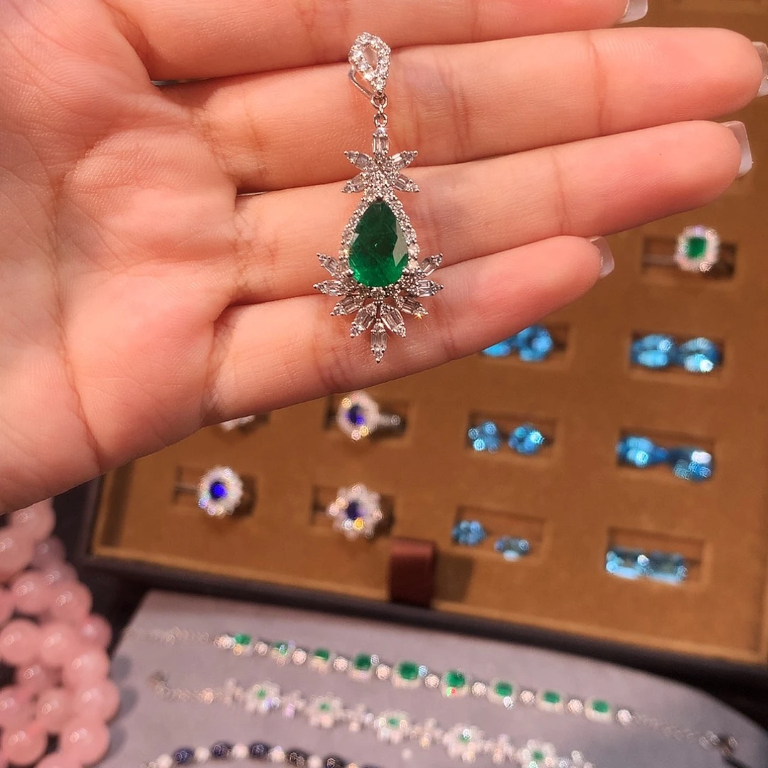 祖母绿18K金镶嵌颈饰主石：1.85ct总重：3.38g