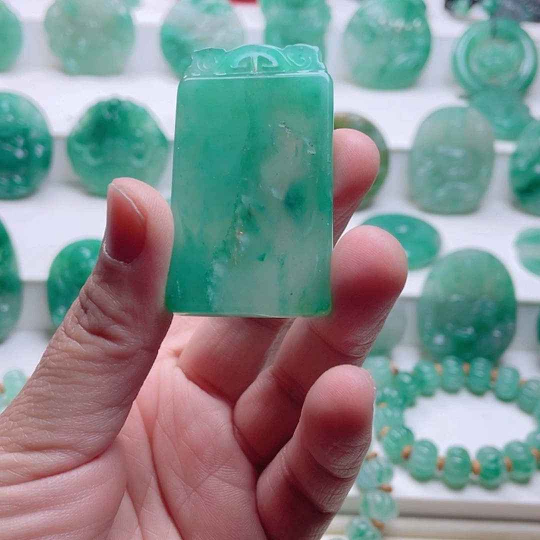 蓉***蓉石英质玉未镶嵌颈饰