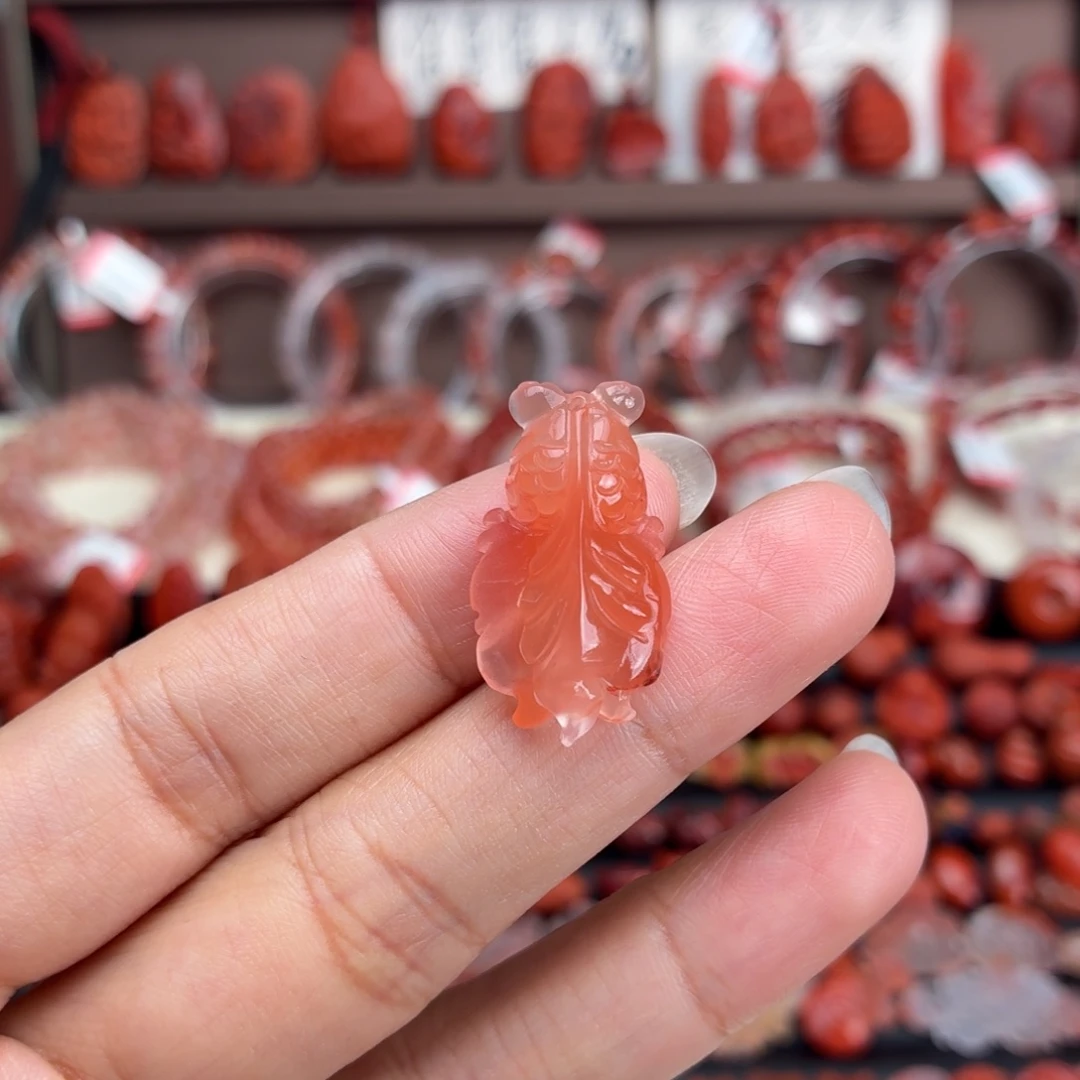 南红玛瑙未镶嵌颈饰金鱼吊坠