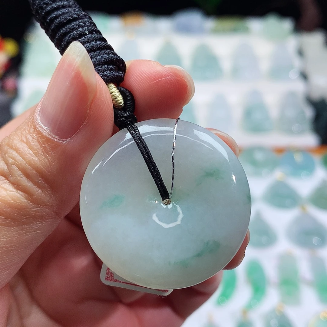 翡翠颈饰未镶嵌平安扣