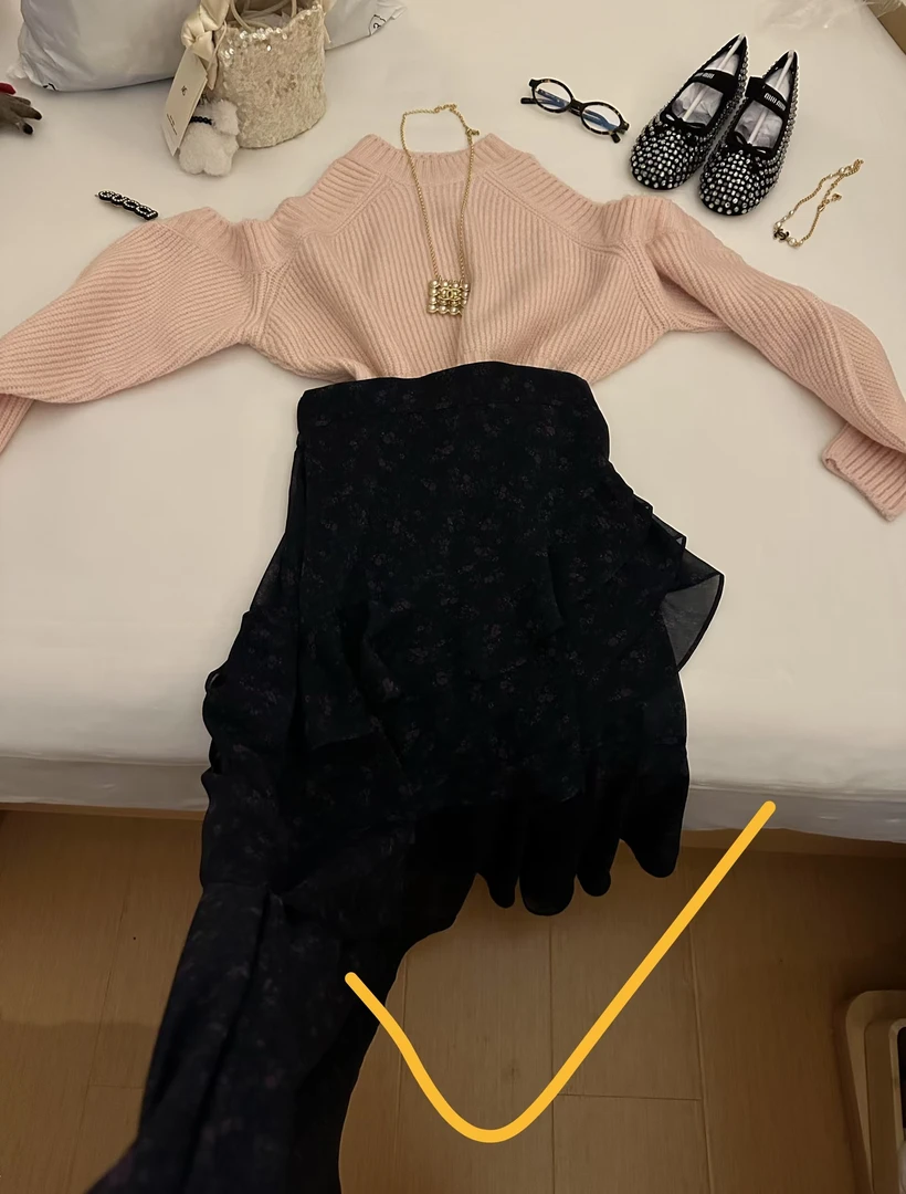 Buyfunny宝藏店铺~藕粉色温柔软糯露肩针织小衫～