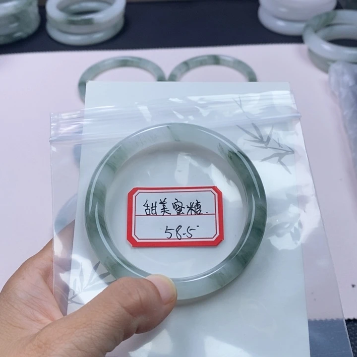未镶嵌手镯石英质玉（非洲翠）