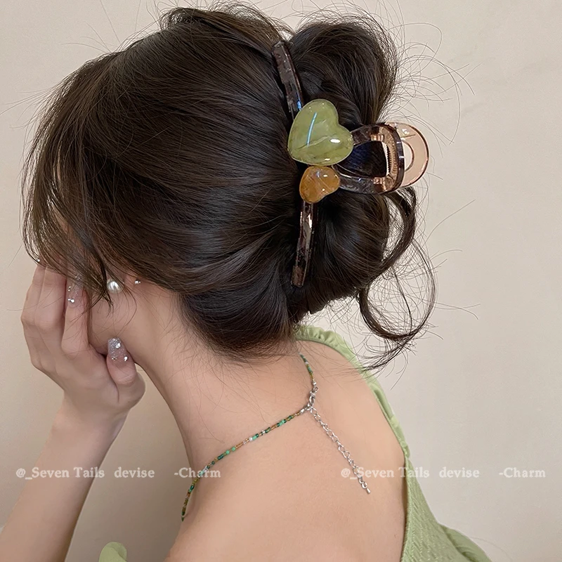 发夹外出爱心抓夹复古质感后脑勺慵懒新款鲨鱼夹拼色多巴胺可爱