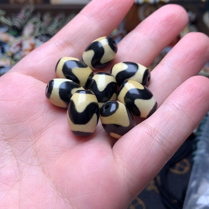 未镶嵌发一个玛瑙/玉髓