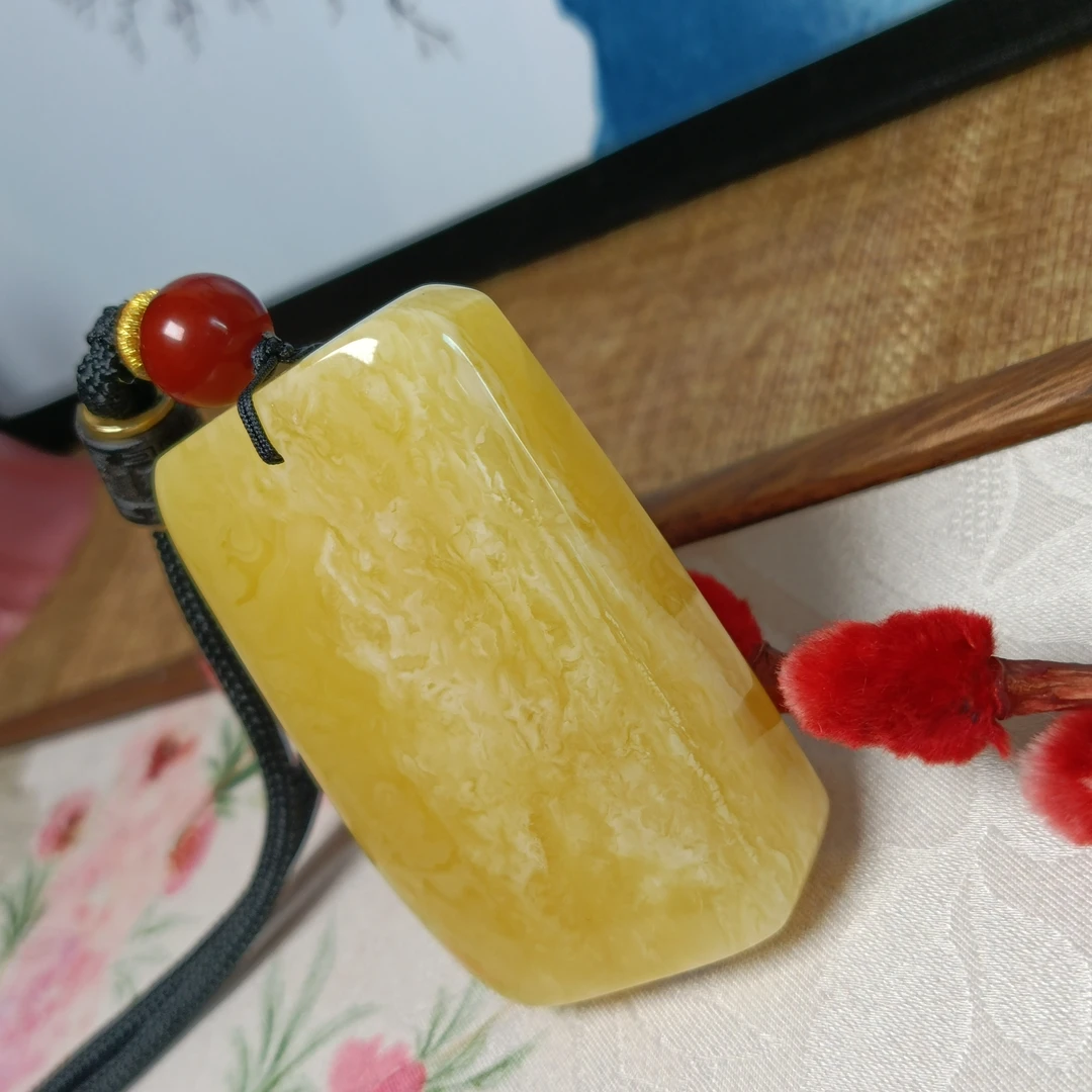 天然浓蜡黄白花蜜蜡无事方牌吊坠~天然原矿~尺寸55✘36✘15~5209