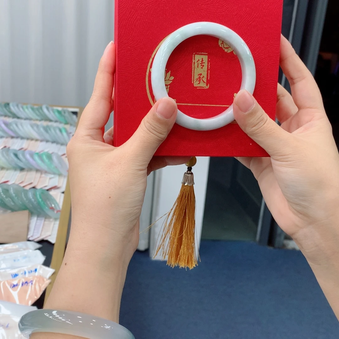 彤***芙翡翠未镶嵌手镯买断