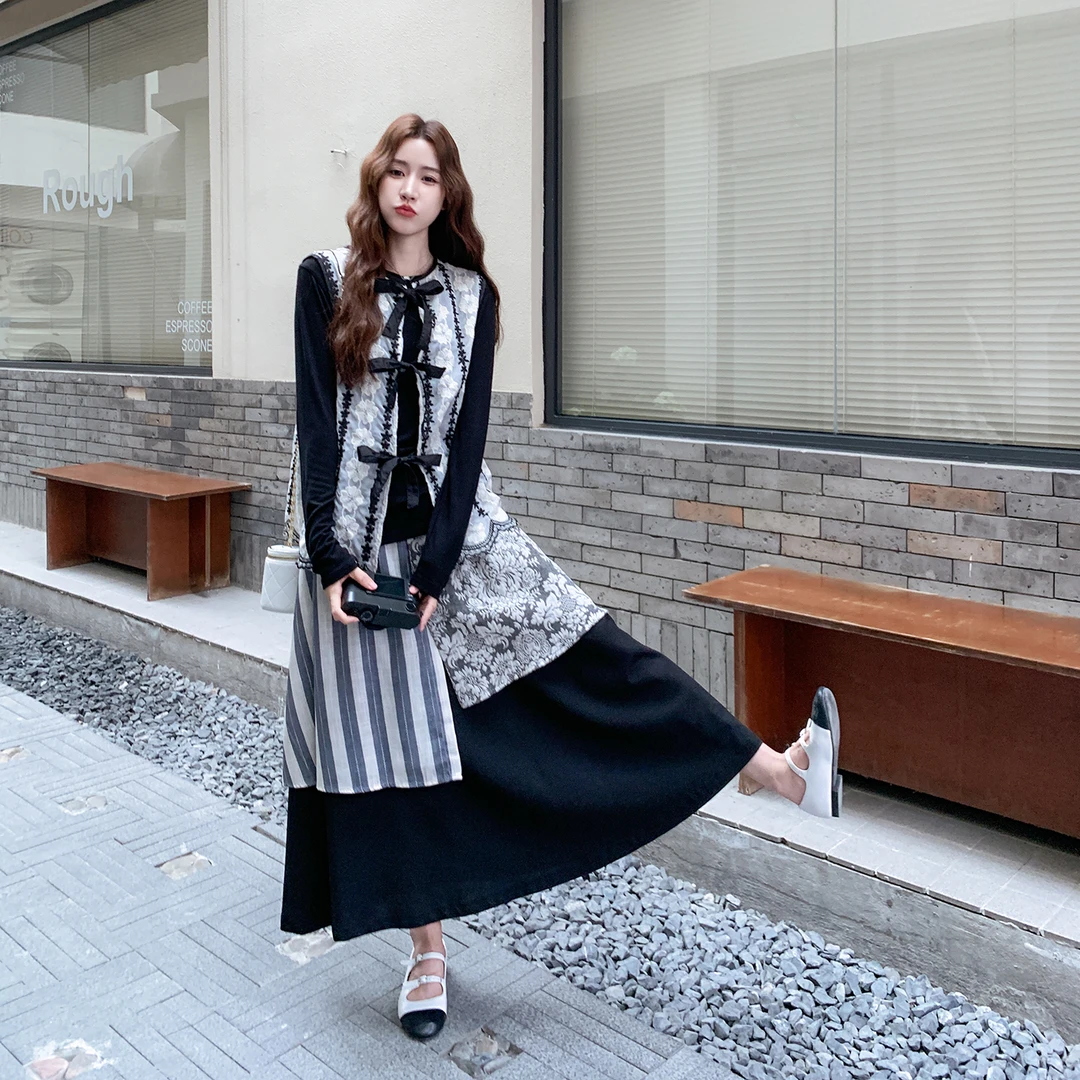 早秋小众设计感蕾丝穿搭套装裙2025针织上衣刺绣马甲半身裙三件套