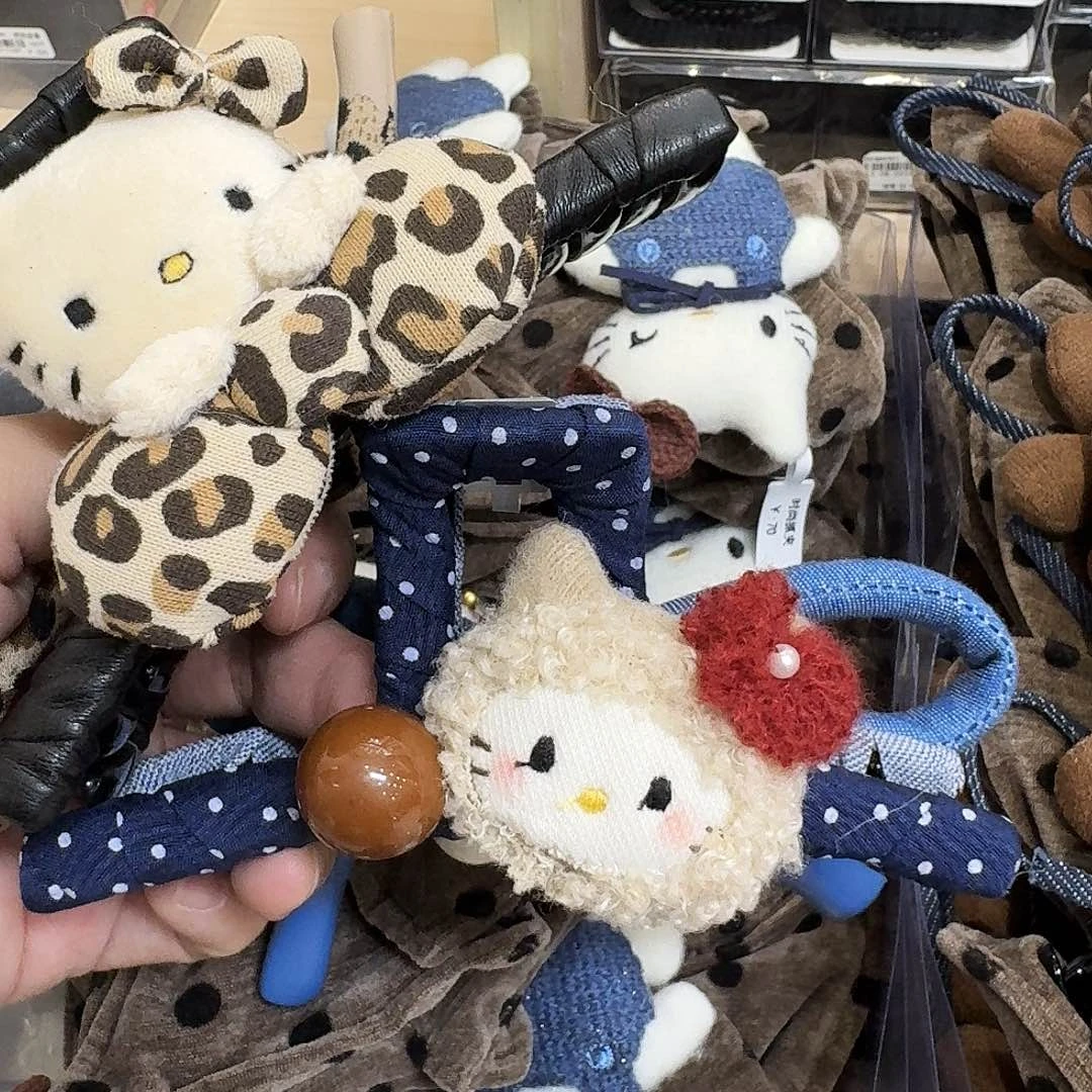 非金属两个凯蒂猫