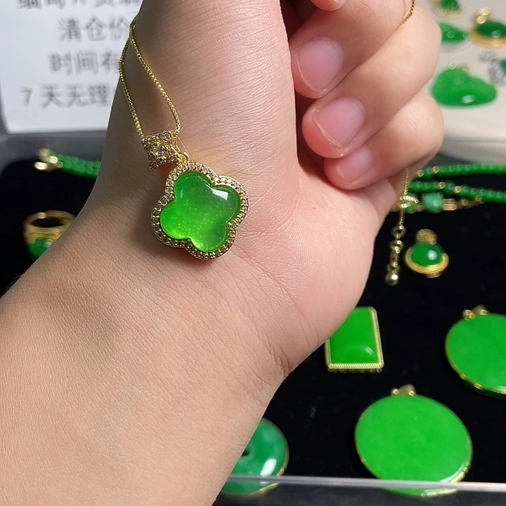 翡翠18K金镶嵌颈饰冰种四叶草