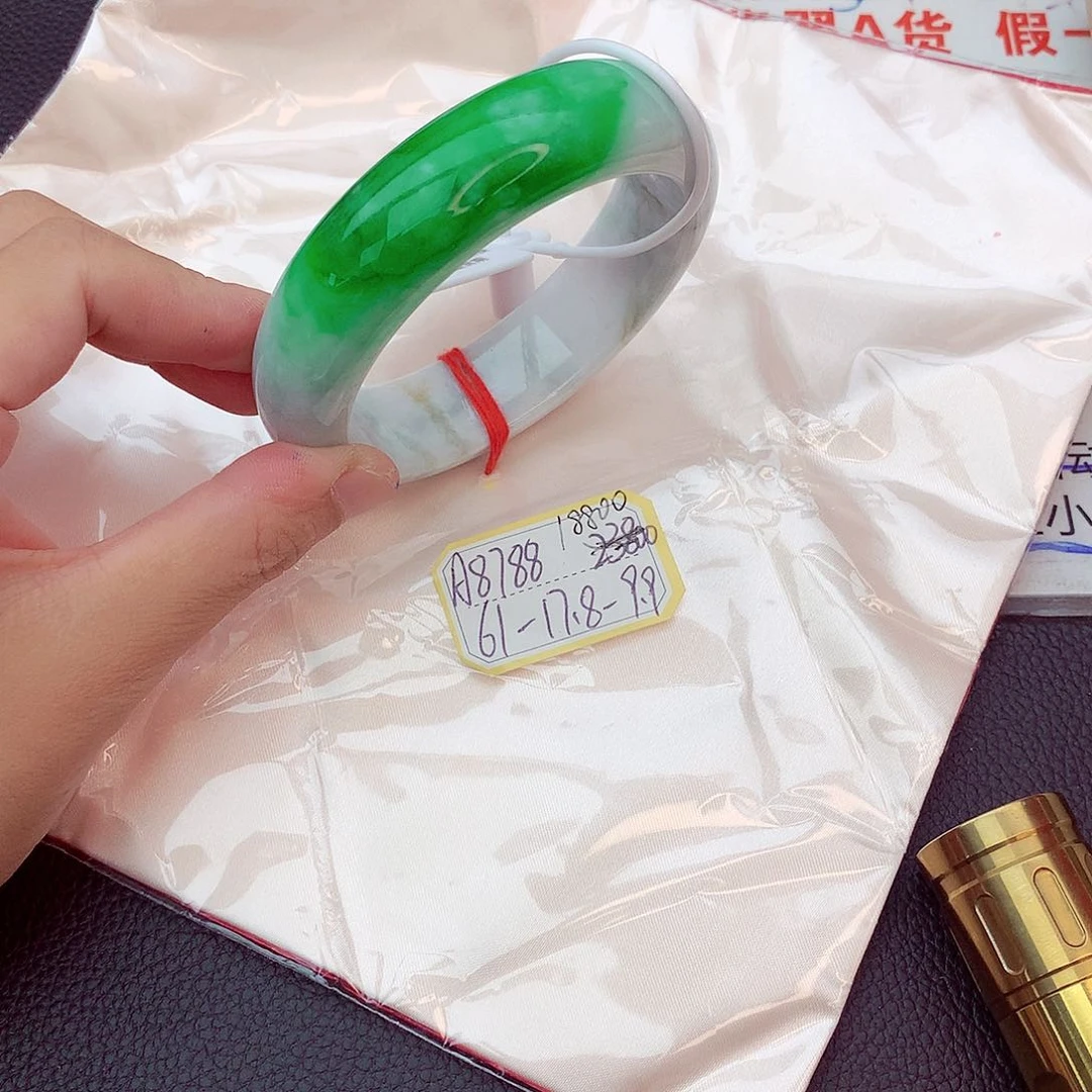 翡翠手镯未镶嵌翡翠