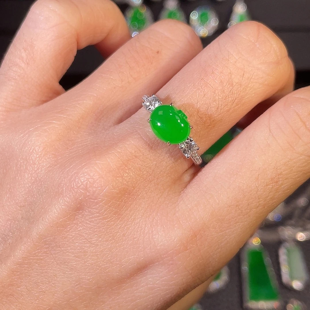 翡翠18K金镶嵌颈饰苹果戒指