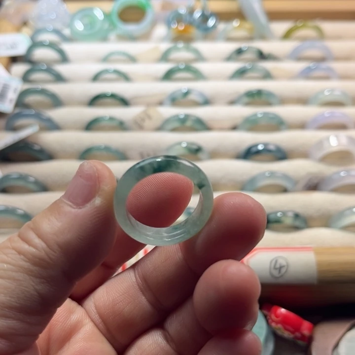 翡翠未镶嵌戒指飘花