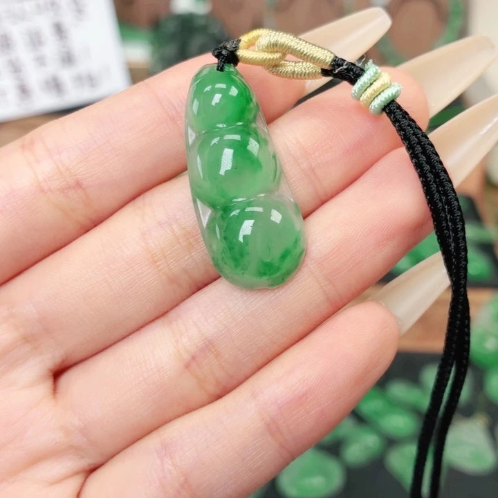 石英质玉（非洲翠）未镶嵌颈饰