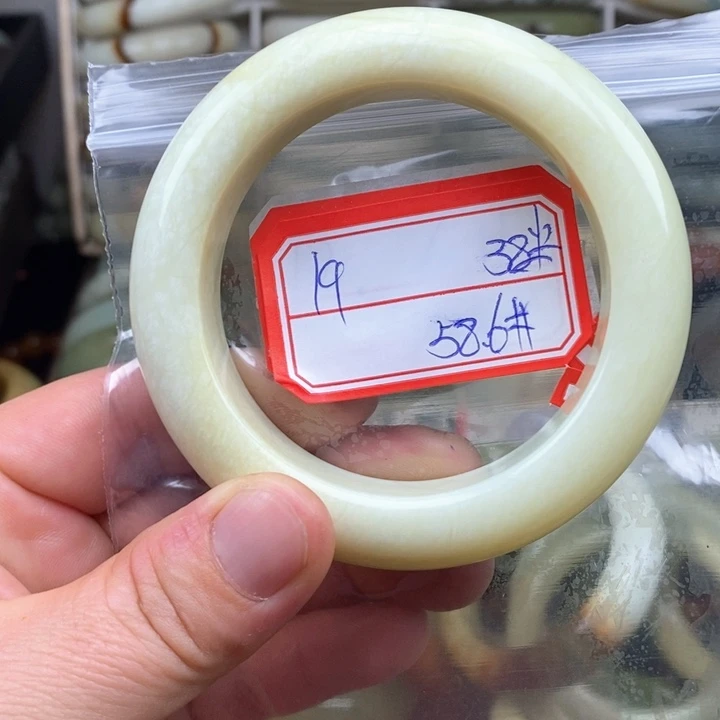 未镶嵌蛇纹石玉颈饰