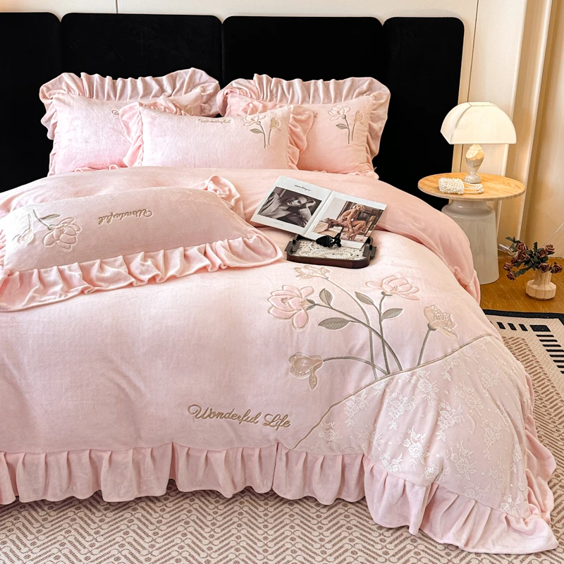 富安娜小香风牛奶绒刺绣花边四件套双面绒被套床单水晶绒雕花绒