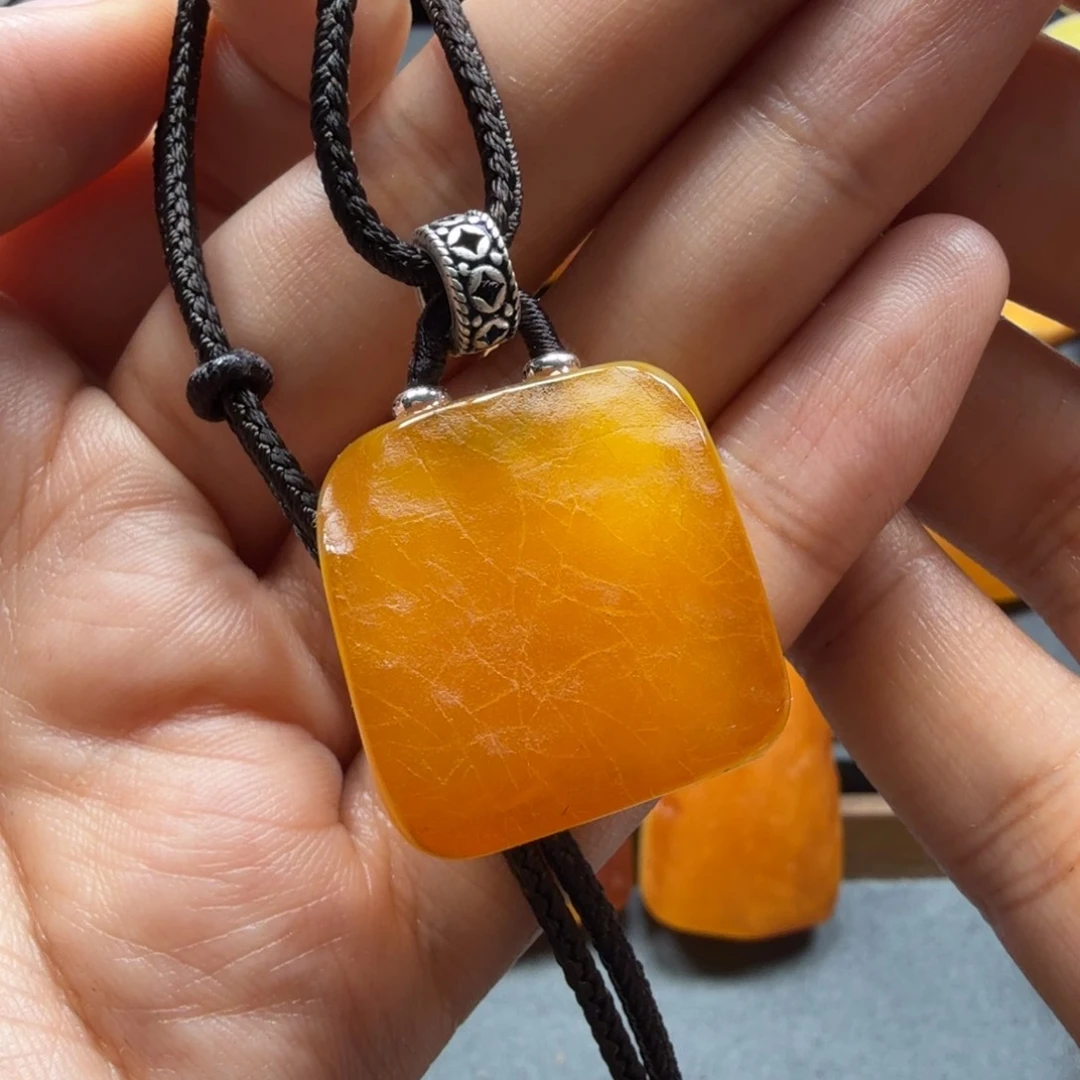 未镶嵌吊坠(赠链)琥珀