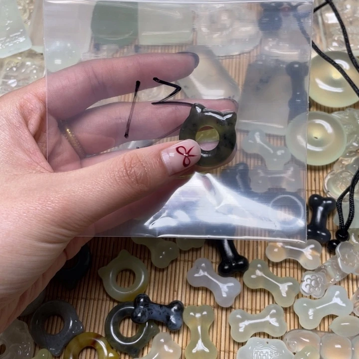 蛇纹石玉颈饰未镶嵌耳*