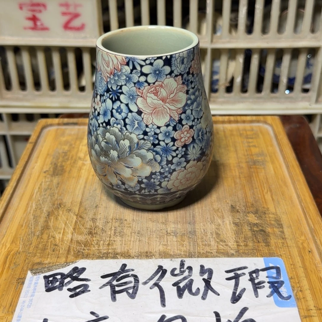 微瑕疵介意勿拍陶瓷器皿A881底部微瑕疵介意勿拍。