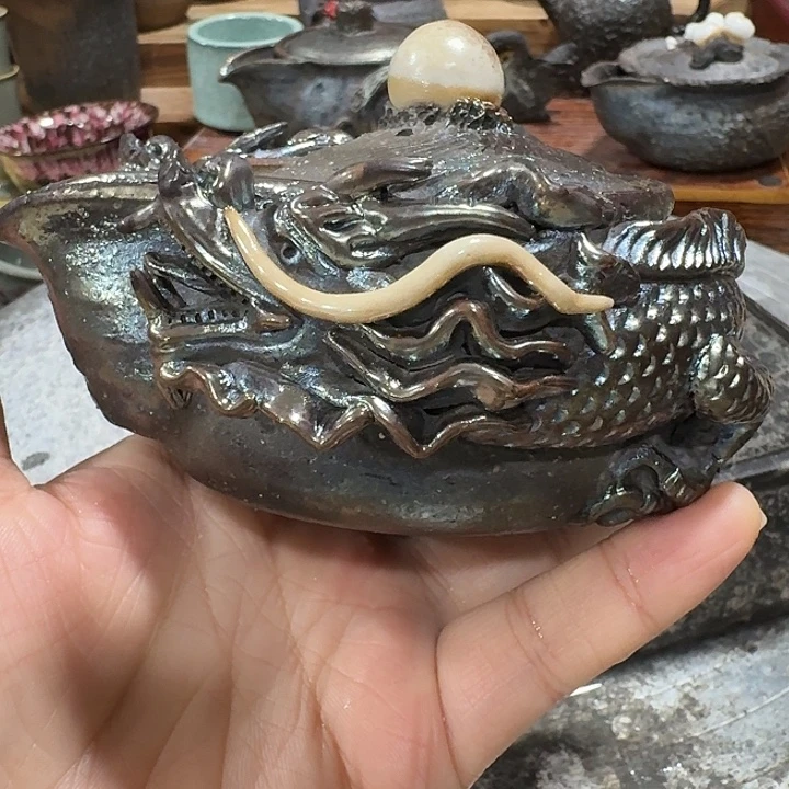 达***风微瑕壶一个，瓷。。。