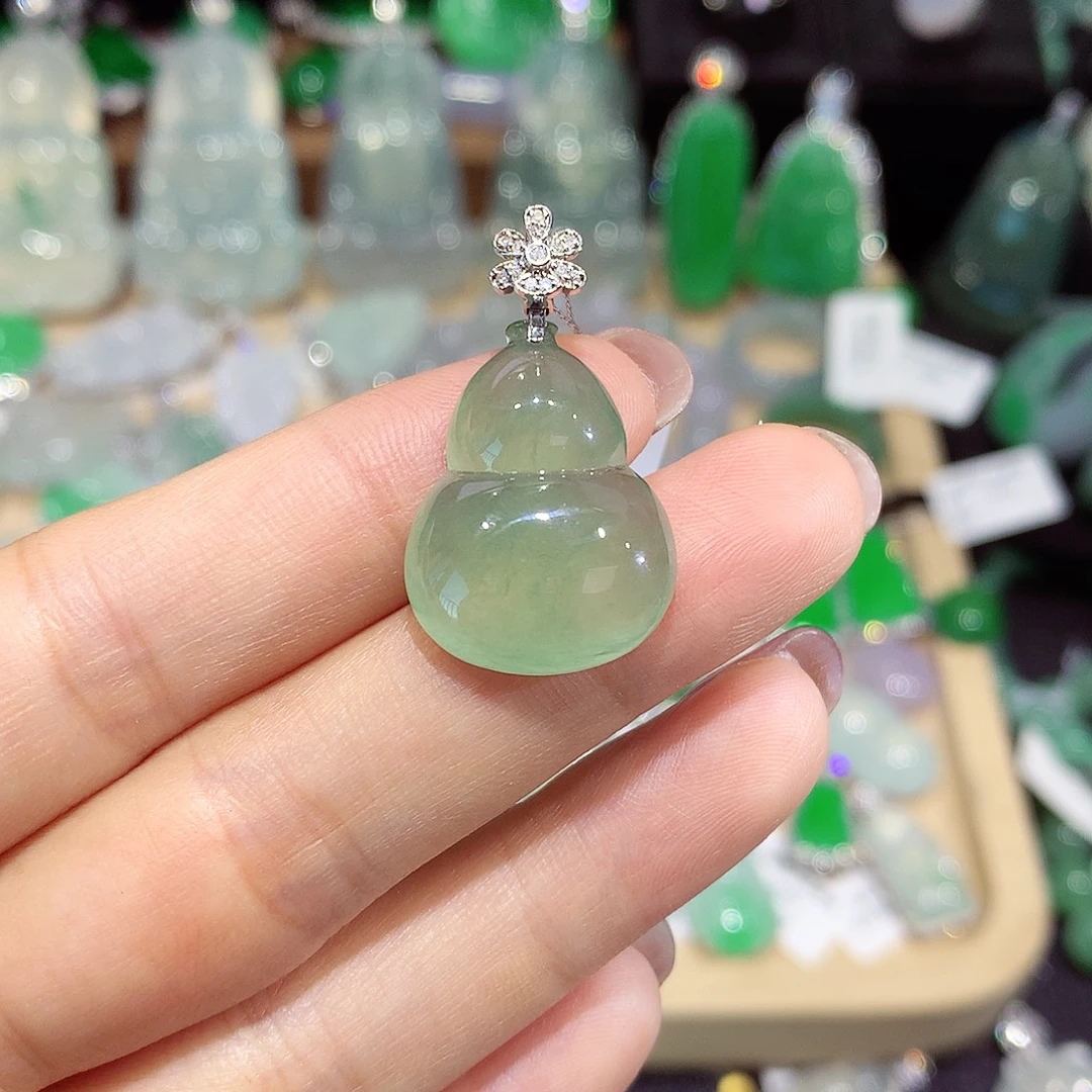 颈饰18K金镶嵌翡翠葫芦