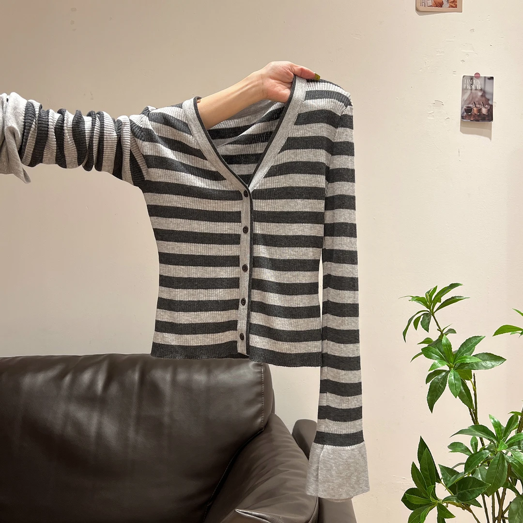 春秋喇叭袖修身显瘦长袖内搭上衣深灰条纹拼接纽扣V领针织开衫女