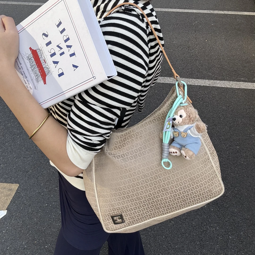 95新 FENDI/芬迪 单肩腋下牛角老花满印