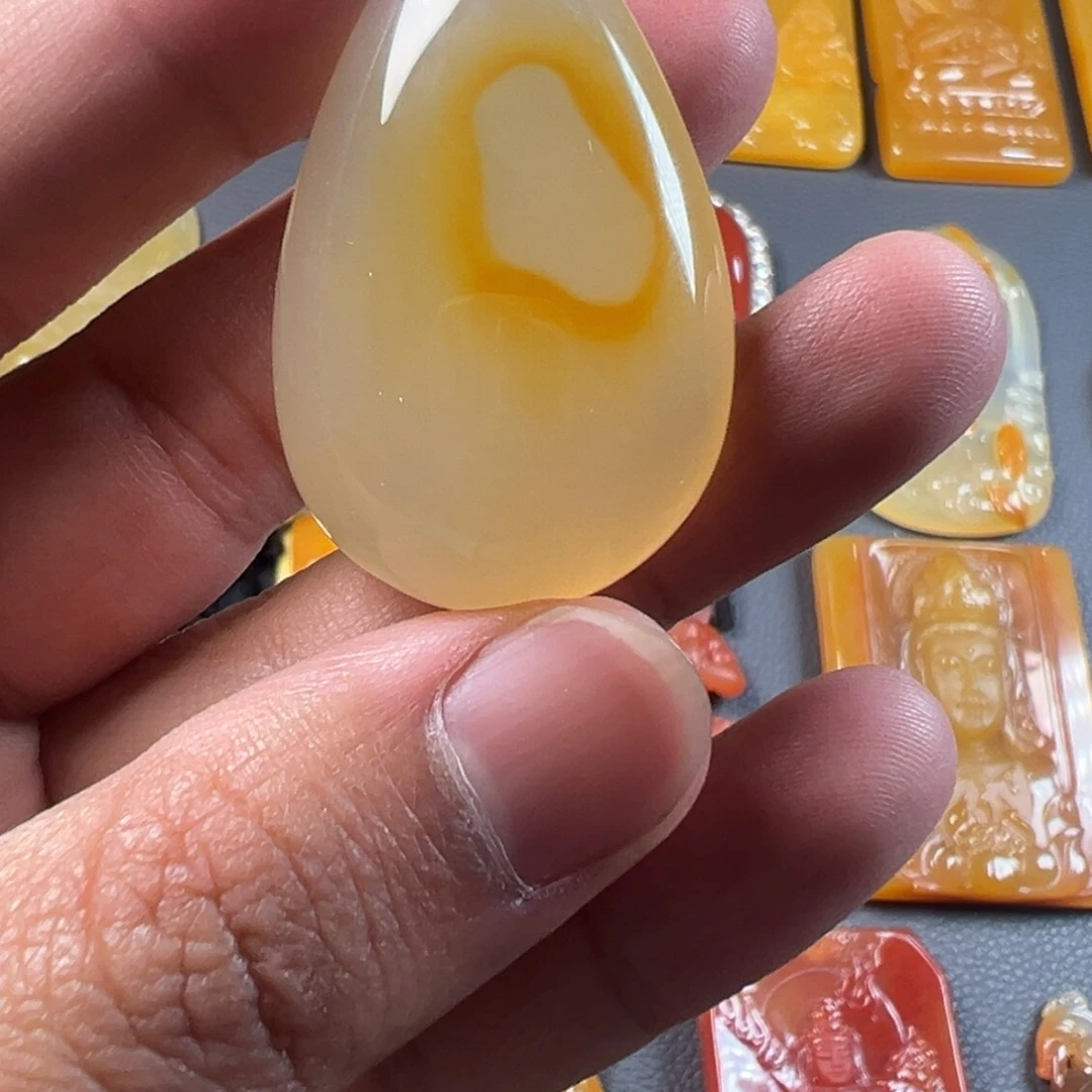 石英质玉（黄龙玉）未镶嵌颈饰