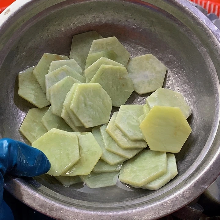 蛇纹石玉珠宝半成品未镶嵌