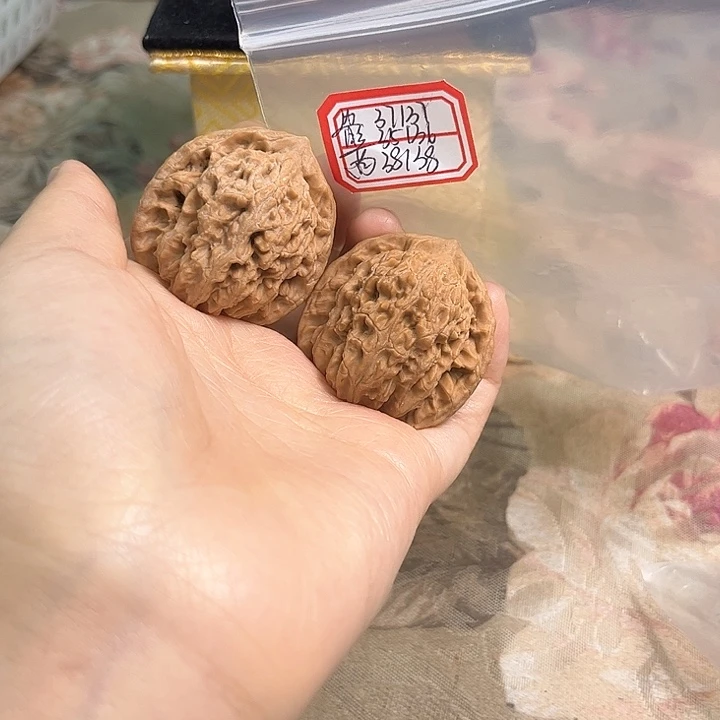 文玩核桃吊坠盘龙虎头
