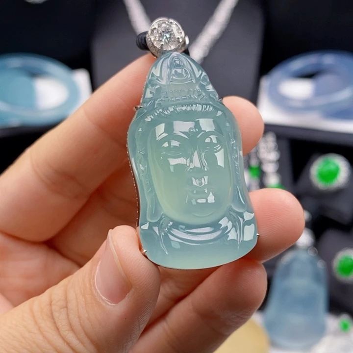 翡翠18K金镶嵌颈饰观音像